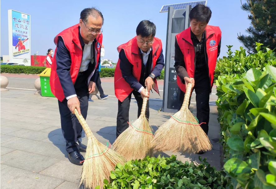 省交通运输厅党组成员、河北省公路事业发展中心主任李绪明到定州服务区开展调研